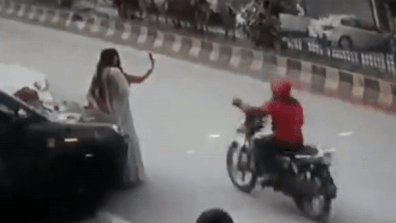 Video: Mải mê chụp hình tự sướng, cô gái trẻ bị giật mất điện thoại