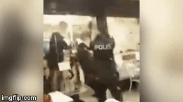 Video: Cảnh sát bắn hơn 20 phát vào người đàn ông cầm dao