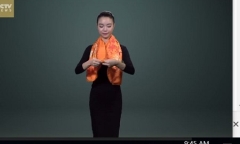 Độc đáo với 8 cách quàng khăn lụa sang chảnh