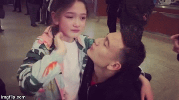 Video: Phát sốt với khoảnh khắc Đặng Văn Lâm hôn nựng em gái xinh như