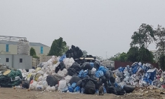 Vấn nạn môi trường (Bài 2): Kho chất thải nguy hại cách nhà dân đúng một bức tường
