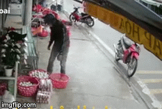 Video: “Thanh niên cứng” nhanh tay trộm nguyên rổ trứng ở tiệm tạp hóa