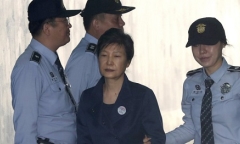Đòi thả bà Park Geun-hye, 1.000 người Hàn Quốc tuần hành trên phố biểu tình