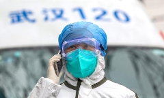 Xúc động gương mặt phía sau lớp khẩu trang của các bác sĩ chiến đấu không mệt mỏi với virus corona ở Vũ Hán
