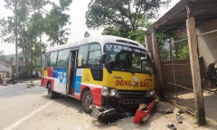Xe buýt húc văng 5 người đi xe máy, 2 người tử vong