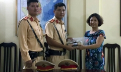 CSGT đuổi theo xe buýt tìm người đánh rơi 40 triệu đồng