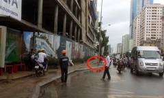 Người đi đường hú hồn vì thanh sắt từ 