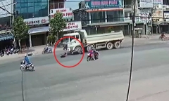 Clip: Người đàn ông bị xe ben tông văng gần 5m ngay giữa ngã 3