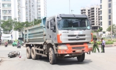 Người phụ nữ bị xe tải chở đất cán tử vong sau khi chở con đi học 
