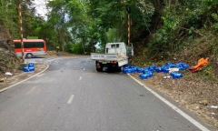 Xe tải mất phanh lao dốc, chồng hét vợ nhảy ra vì sợ 2 con mồ côi