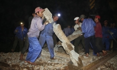 Công nhân trắng đêm cứu hộ tàu SE2 gặp nạn ở Huế
