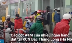 Công nhân rút tiền từ ATM cuối năm: Chen lấn, cãi vã và... chờ may mắn