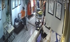 Clip: Người phụ nữ móc trộm ví trong cửa hàng thời trang ở Hà Nội