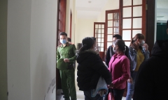 Ôm con nhỏ 9 tháng, người vợ òa khóc tiễn chồng lầm lỗi vào tù