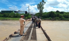 Hàng chục người dân giải cứu tài xế bị máy cày đè dưới sông 