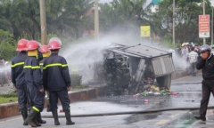 3 ô tô va chạm liên hoàn, xe tải bốc cháy dữ dội trên quốc lộ