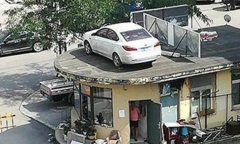 Chủ xe không chịu trả phí đậu xe, ngang bướng đỗ chặn lối: Xe bị cẩu lên nóc nhà