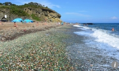 Du khách Trung Quốc bị nhắc nhở vì nhặt đá quý hiếm tại di tích ở Nga bất chấp biển cấm