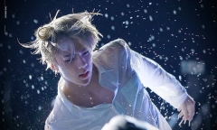 9 idol nam sở hữu bờ vai rộng quyến rũ đến...
