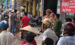 Người đàn ông đâm xe vào cột điện tử vong khi đang đi đường