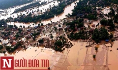 Quân đội Lào điều xe thiết giáp lội nước giải cứu nạn nhân mắc kẹt