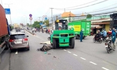 Va chạm với xe nâng, người đàn ông bị kéo lê vài mét trên đường