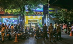 Clip: Cướp bịt mặt đập kính, cướp tiệm vàng trong vài giây ở Bình Dương