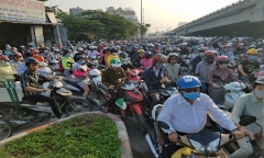Bến xe Miền Đông ùn tắc kéo dài hàng km dù chưa cận Tết