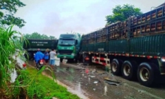 Tin tức tai nạn giao thông mới nhất hôm nay 21/8/2019: Hai xe đầu kéo tông trực diện trên Quốc lộ 48