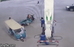 Video: Hút thuốc ở trạm xăng, người đàn ông nhận hậu quả đích đáng
