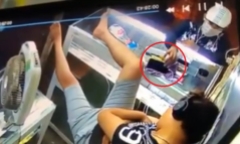 Video: Tên trộm táo tợn và tận cửa hàng lấy điện thoại