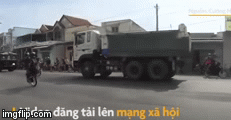 Video: Nam thanh niên bốc đầu xe máy và cái kết ngã sấp mặt