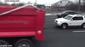 Video: Xe chở tiền bung cửa, cao tốc Mỹ hỗn loạn vì người 