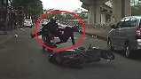 Video: Lái xe máy bằng 1 tay, đâm sầm vào phương tiện phía trước