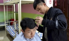 Nam sinh nổi tiếng vì mở salon tóc tại ký túc xá, muốn cắt phải hẹn trước vài ngày