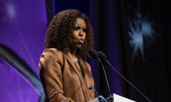 Cựu đệ nhất Phu nhân Tổng thống Mỹ Michelle Obama xuất hiện với bộ suit sang trọng của NTK Công Trí