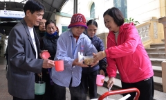 Phát cơm từ thiện cho bệnh nhân nghèo ở Bệnh viện K