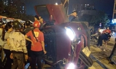 Tin tức tai nạn giao thông mới nhất hôm nay 28/10/2019: Ôtô Ford tông dải phân cách lật nhào