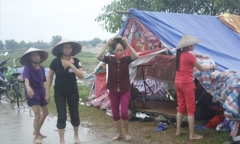 Dân Hà Nội lập lán trông coi ngày đêm, chặn xe rác đổ xuống chân đê sông Hồng
