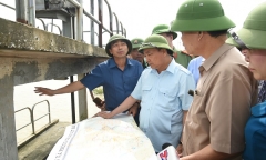 Hủy mọi cuộc họp, Thủ tướng đi thị sát, chỉ đạo hộ đê tại Ninh Bình