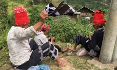 Những cô gái Mông ngồi thêu áo, tìm bạn tình