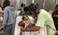 Người đàn ông bỏ lại xe máy, ngược xuôi đưa nạn nhân vụ tai nạn đi cấp cứu