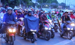 Người dân TP.HCM co ro trong thời tiết se lạnh ngày đầu đi làm năm 2019
