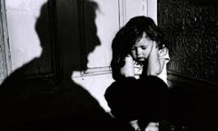 Chỉ vì bị ăn mất bữa tối, người cha thẳng tay hắt nước sôi lên người con gái