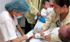 Đẩy sớm thời gian tiêm chủng: Trẻ 6-8 tháng tuổi sẽ được tiêm văcxin sởi