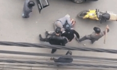 Clip: Người đàn ông bị đánh dã man trên phố Hải Phòng