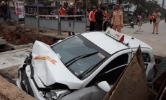Taxi lao thẳng xuống hố công trình