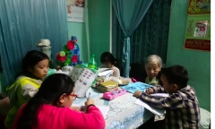 Bà giáo gần 100 tuổi cần mẫn dạy học miễn phí cho trẻ em nghèo