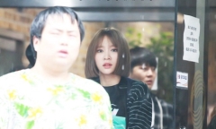 Phản ứng không thể ngờ của Hani (EXID) khi thấy fan đứng chờ dưới trời mưa