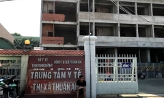 Xót xa bé sơ sinh còn nguyên dây rốn bị bỏ rơi trong thùng rác trên Quốc lộ 13